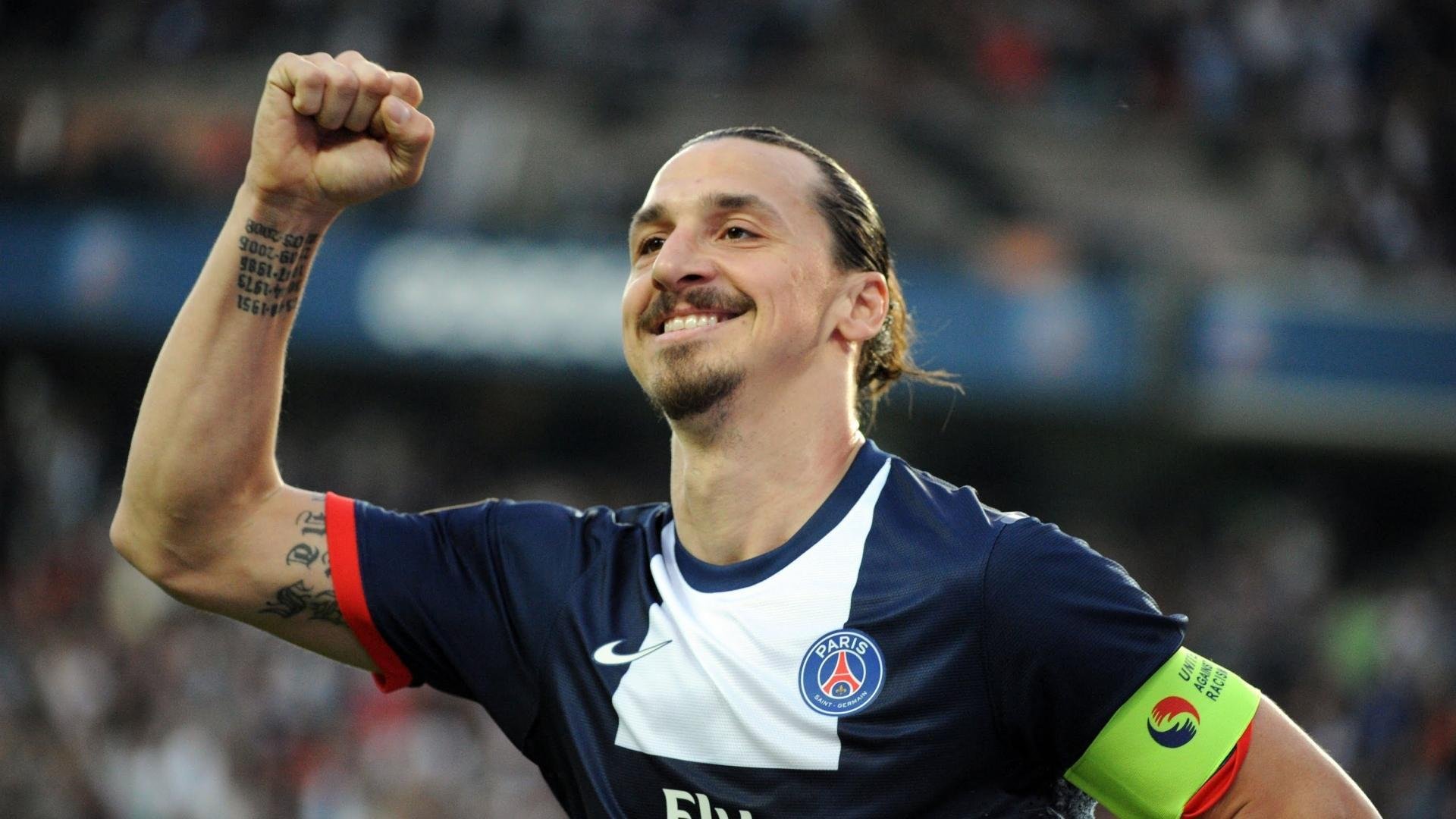 现场氛围热烈：球迷欢呼不断，气氛火爆！，球队气氛